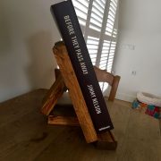 Boekenstandaard van Steigerhout in Old-Brown met boek vanaf dezijkant
