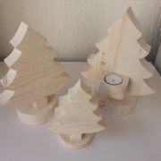 Kerstboompje van Steigerhout in White-wash mooi gegroepeerd
